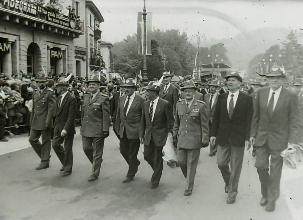 Apertura del corteo degli alpini nel 1991 (foto di Francesco Dalla Pozza)