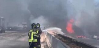 Auto in fiamme in autostrada, lunghe code e traffico in tilt
