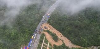 Autostrada crollata in Cina, si aggrava bilancio vittime: almeno 36 i morti