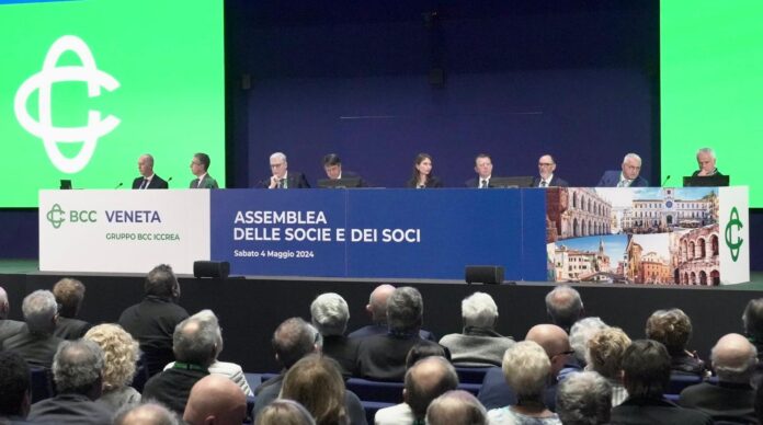 BCC Veneta, assemblea dei soci 2024 tavolo relatori BCC Veneta, assemblea dei soci 2024 tavolo relatori