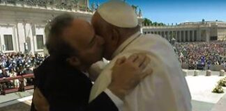 Benigni show in piazza San Pietro, bacia il Papa poi invoca la pace: “La guerra deve finire”
