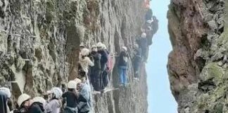 Bloccati in fila sulla parete a strapiombo, ore di paura per decine di turisti – Video