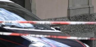Bologna, vigile urbano uccide ex collega nel comando di Anzola. Lui: “Pulivo la pistola”