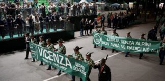 Adunata Nazionale degli Alpini: in 90mila sfilano a Vicenza per tredici ore nel segno della pace Adunata, Vicenza conclude la sfilata