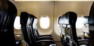 Corre nudo per il corridoio dell’aereo, arrestato