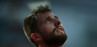 Djokovic e l’incidente con la borraccia, oggi firma autografi con il caschetto in testa