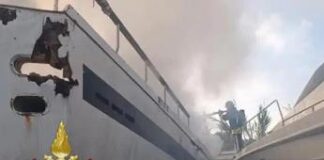 Fiumicino, incendio in un cantiere: a fuoco 4 imbarcazioni