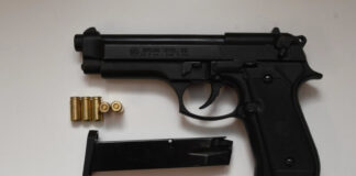 Spara (a salve) durante l’Adunata degli Alpini a Vicenza. Identificato e denunciato dalla Polizia di Stato La pistola sequestrata al giovane che ha sparato durante l'Adunata