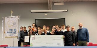 L’albero liquido del Tron Zanella di Schio premiato al Green Contest 2024. Terzo posto e 500 euro per i ragazzi della 5IB I ragazzi del Tron Zanella posano con il mega assegno premio