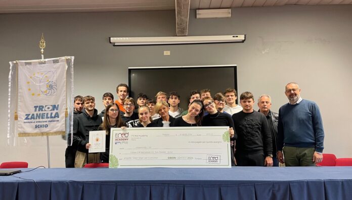 Foto Tron Zanella 3 posto I ragazzi del Tron Zanella posano con il mega assegno premio