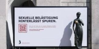 Germania, statue con seni logori per selfie turisti: le foto usate per campagna anti molestie