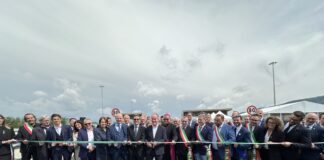 Da domani sarà aperto al transito l’innesto della Pedemontana sulla A4. Zaia: “Tempi di percorrenza dimezzati e meno inquinamento” Il taglio del nastro dell'innesto SPV-A4