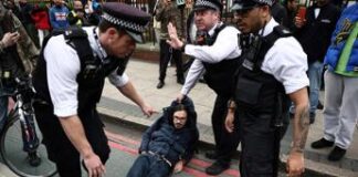 Londra, in centinaia contro il trasferimento dei migranti su una chiatta: almeno 45 arresti