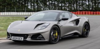 Lotus Emira diventa un 4 cilindri