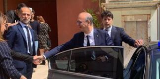 Maestra aggredita a Ostia, Valditara visita la scuola: “Solidarietà del governo, lo Stato c’è”