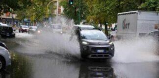 Maltempo a Milano, tanta pioggia e allagamenti: crescono livelli Seveso e Lambro