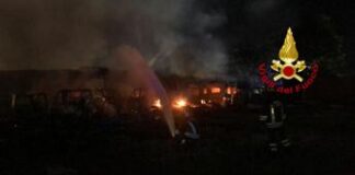 Milano, vasto incendio in parcheggio roulotte in via Chiesa Rossa