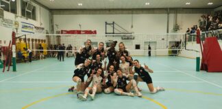 Serie B1 femminile, sorriso doppio per Vicenza Volley: derby conquistato 0-3 a Noventa Vicentina e play off a solo due punti Nella foto l'esultanza di Vicenza Volley a Noventa Vicentina