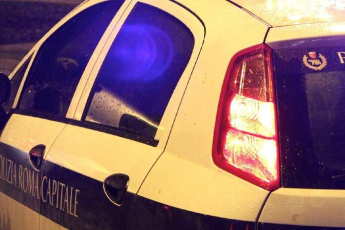 Ostia, autocarro danneggia ponte sulla via del Mare: traffico in tilt a Roma Sud
