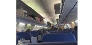 Passeggera nella cappelliera dell’aereo per riposare, ecco perché è un’idea terribile (almeno per ora) – Video