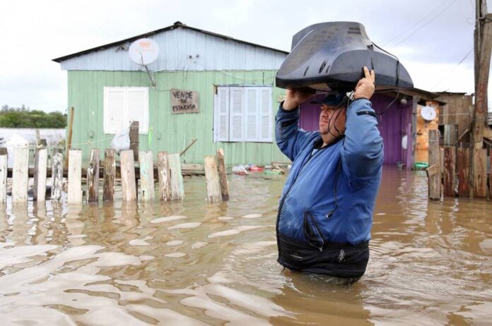 Piogge torrenziali in Brasile (foto Rio Grande do Sul, fonte Instadiario via Twitter)