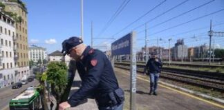 Poliziotto accoltellato a Milano, ecco tutti i precedenti del 37enne arrestato