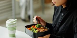 Rischio microplastiche da portavivande in plastica nel microonde