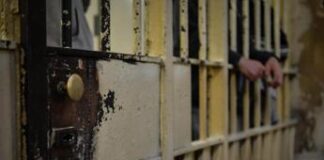 Rivolta in carcere a Benevento: “Agenti feriti e altri in ostaggio, detenuti armati”
