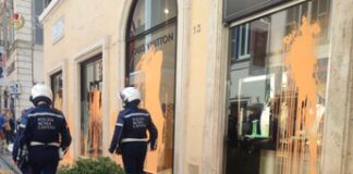 Roma, attivisti imbrattano vetrine di via Condotti: in 13 bloccati da polizia locale