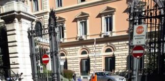 Roma, morta la donna colpita da proiettile vagante mentre era in auto al Prenestino