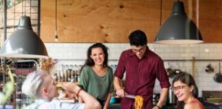 Salute, studi confermano i benefici del riunirsi a tavola in momenti conviviali