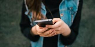 Stop social per under 16 e ‘paletti’ ai baby influencer: la bozza del ddl