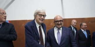 Strette di mano e abbracci, a Napoli scatta la pace tra Sangiuliano e Sgarbi