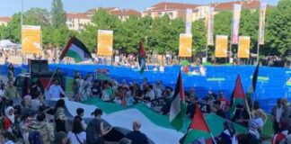 Torino, tensione ai cancelli del Salone del libro: manifestanti pro Palestina cercano di forzare gli ingressi Torino, tensione ai cancelli del Salone del libro: manifestanti pro Palestina cercano di forzare gli ingressi