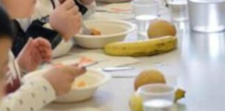 Troppo sale a tavola, l’errore peggiore: cosa dice il medico