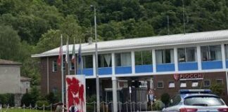 Ultima Generazione, vernice rossa su sede Fiocchi Munizioni a Lecco e striscione ‘Palestina libera’