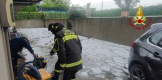 Incendio auto in una vecchia casa di corte a Camisano: i Vigili del fuoco evitano che l’incendio si estendesse a una casa vicina Vigili del fuoco intervengono a Camisano per un incendio