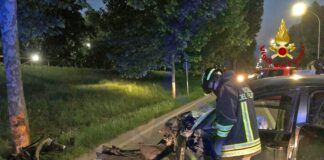 Auto contro albero ad Arzignano, feriti madre e figlio soccorsi da 118 e vigili del fuoco Auto contro albero ad Arzignano