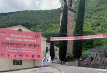Giro sul Monte Grappa, venti comuni vicentini espongono i teli rosa per promuovere il territorio giro monte grappa