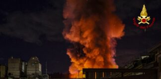 Altavilla Vicentina, incendio di vaste proporzioni distrugge capannone di uno stabilimento di imballaggi incendio capannone altavilla