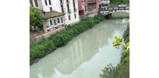Fiumi, l’acqua biancastra proviene dallo spegnimento dell’incendio di Altavilla