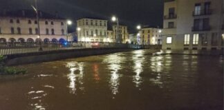 Il Bacchiglione continua a salire, spostare le auto e mettere in sicurezza i beni