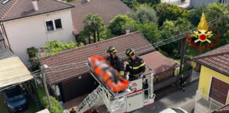 Si fa male in casa e abita al quarto piano: i vigili del fuoco intervengono per aiutare i soccorritori L'intervento dei Vigili del fuoco in viale trieste