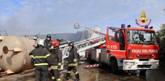 Incendio di Altavilla sotto controllo, già avviate le operazioni di bonifica delle acque reflue Vigili del fuoco ancora al lavoro per spegnere gli ultimi focolai dell'incendio