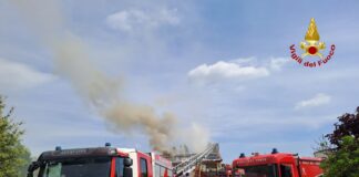 A Crosara di Marostica brucia il tetto di una casa, Vigili del fuoco al lavoro I Vigili del Fuoco a lavoro a Marostica