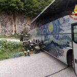 Asiago, bus si blocca su un tornante a Cima Larici: i Vigili del fuoco lo disincastrano