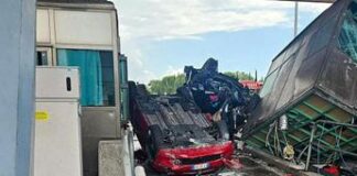 A12, auto si schianta su vetture in fila al casello: cosa può essere successo