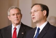 Le bandiere eversive pro Trump del giudice Alito: nessuno può giudicare la Corte Suprema… Samuel Alito, nominato alla Corte Suprema da George W. Bush nel 2006, si è rivelato uno dei più conservatori togati che tipicamente vota a favore di casi riflettenti un'ideologia di ultra destra.