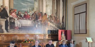 Rossato, Zaia, Brugnotto, Possamai e Nardin firmano a Monte Berico l’accordo quadro per l’Anno Giubilare Mariano e della Rinascita del 2026 “Anno Giubilare Mariano e della Rinascita”, firma dell’accordo quadro (da sx priore Rossato, pres. Veneto Zaia, vescovo Brugnotto, sindaco Possamai e pres. prov. Vicenza Nardin