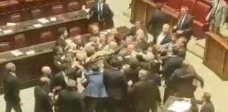 Autonomia, caos alla Camera: “Pugni in testa a deputato M5S Donno”